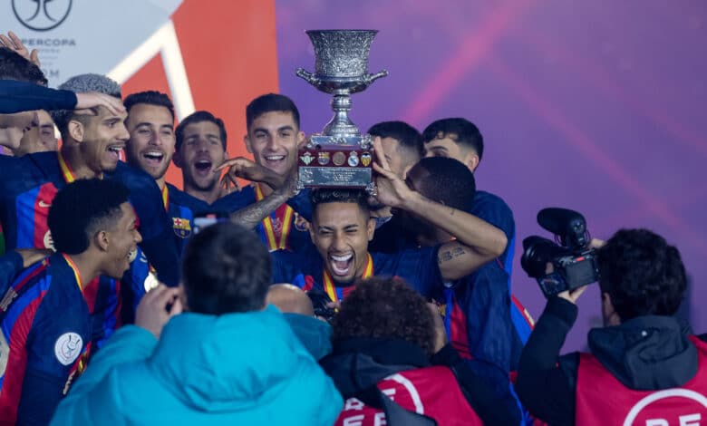RIYADH, SAUDI ARABIA - JANUARY 15: Players of Barcelona celebrate with the trophy at the end of the Spanish Super Cup final match between Real Madrid and Barcelona at King Fahd International Stadium on January 15, 2023 in Riyadh, Saudi Arabia. Barcelona won the match with 3-1.