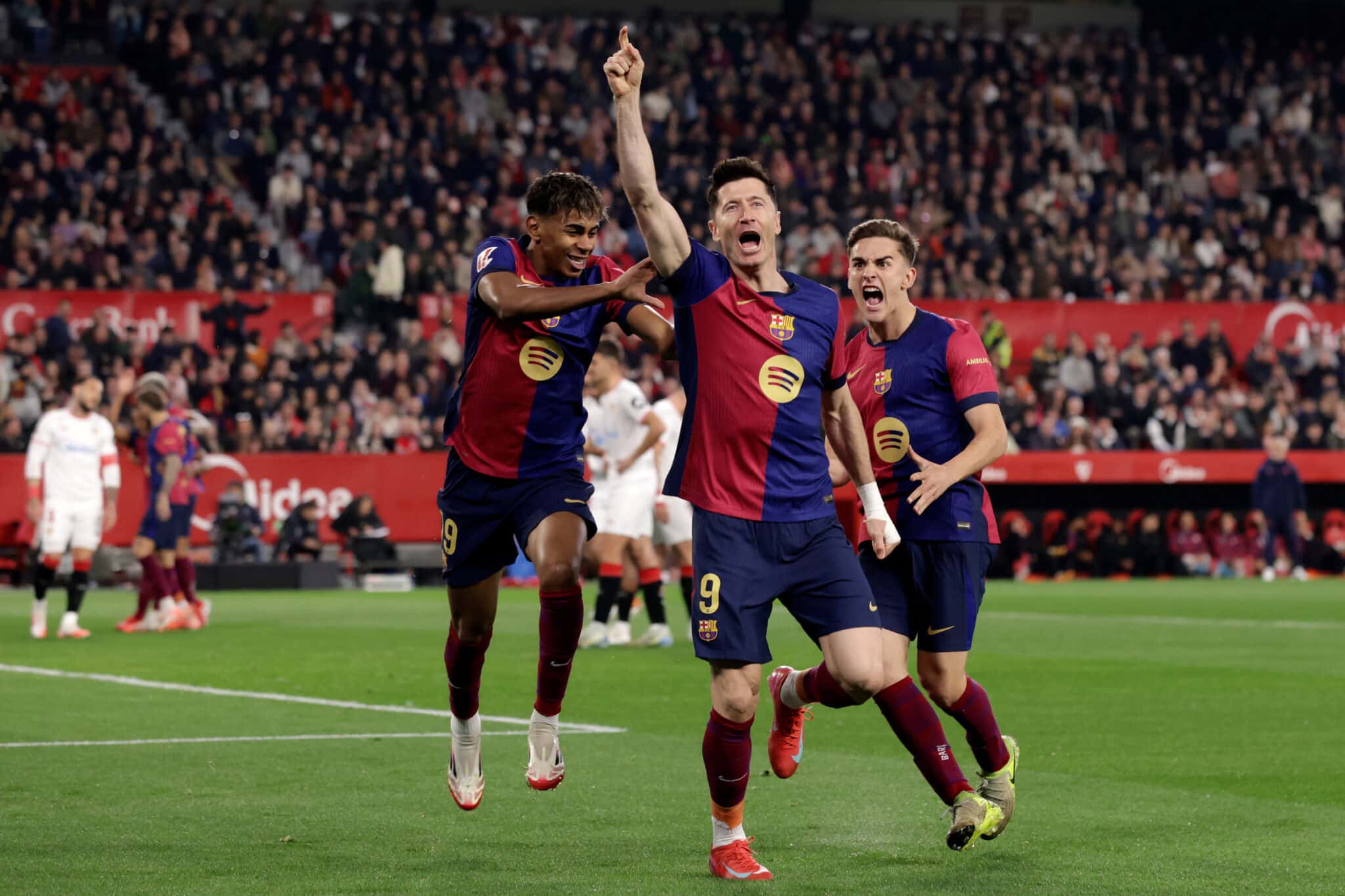 Robert Lewandowski of FC Barcelona celebrates 0-1 with Lamine Yamal of FC Barcelona