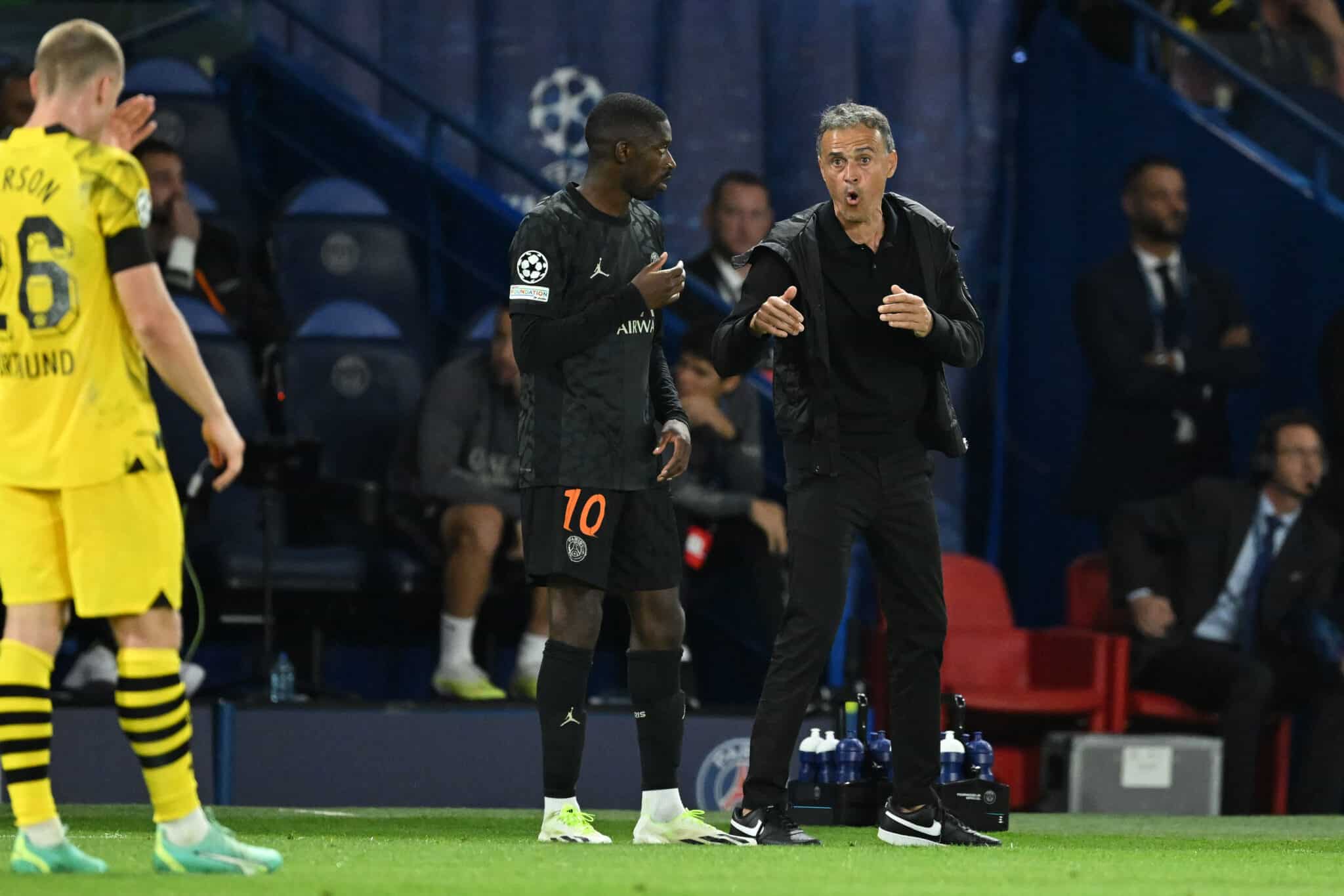 Coach Luis Enrique of PSG reacts with Ousmane Dembélé during the UEFA Champions League match
