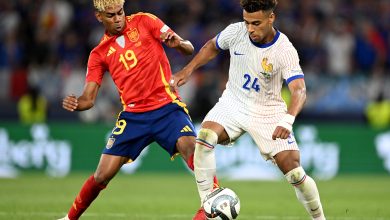 STUTTGART, GERMANY - JUNE 05: Desire Doue of France is challenged by Lamine Yamal of Spain during the UEFA Nations League 2025 semifinal match between Spain and France at Stuttgart Arena on June 05, 2025 in Stuttgart, Germany