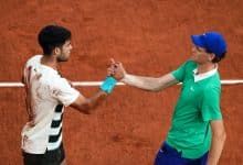 US Open - TOPSHOT - Spain's Carlos Alcaraz (L) shakes hands with Italy's Jannik Sinner after winning the men's singles final match on day 15 of the French Open tennis tournament on Court Philippe-Chatrier at the Roland-Garros Complex in Paris on June 8, 2025. (Photo by Dimitar DILKOFF / AFP)