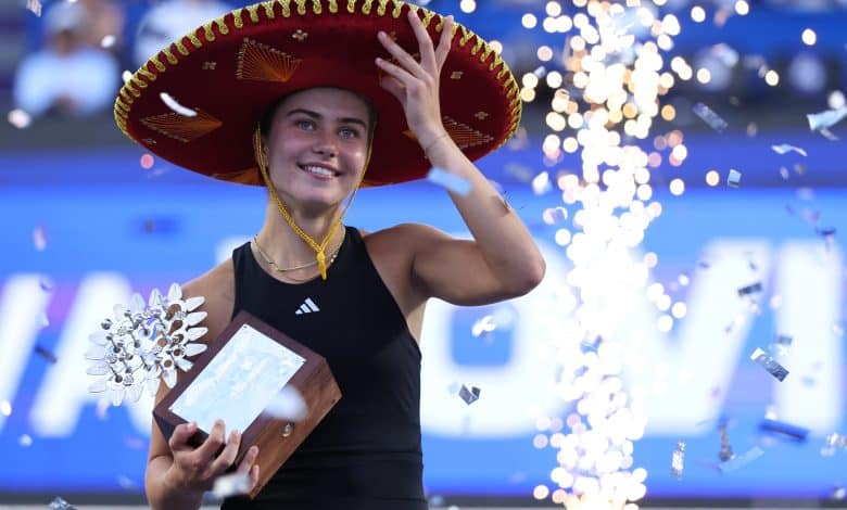 GUADALAJARA, MEXICO - SEPTEMBER 14: Iva Jovic of the United States celebrates with her trophy during the Singles Final of the WTA 500 Guadalajara Open Akron at Mouratoglou Tennis Center on September 14, 2025 in Guadalajara, Mexico.