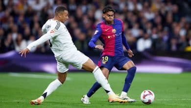 MADRID, SPAIN - OCTOBER 26: Lamine Yamal of FC Barcelona competes for the ball with Kylian Mbappe of Real Madrid during the LaLiga match between Real Madrid CF and FC Barcelona at Estadio Santiago Bernabeu on October 26, 2024 in Madrid, Spain.