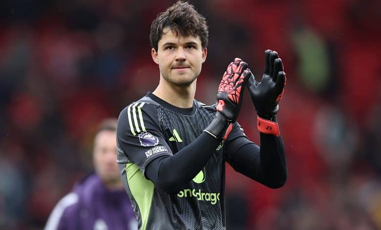 MANCHESTER, ENGLAND - OCTOBER 4: Senne Lammens of Manchester United applauds the home fans after the Premier League match between Manchester United and Sunderland at Old Trafford on October 4, 2025 in Manchester, England.