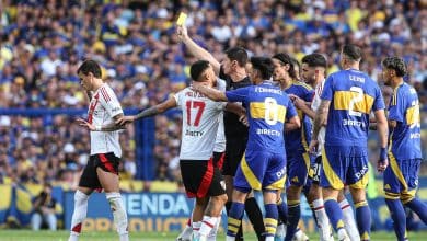 BUENOS AIRES, ARGENTINA - SEPTEMBER 21: Referee Nicolas Ramirez shows a yellow card to Nicolás Fonseca of River Plate during the Liga Profesional 2024 match between Boca Juniors and River Plate at Estadio Alberto J. Armando on September 21, 2024 in Buenos Aires, Argentina.