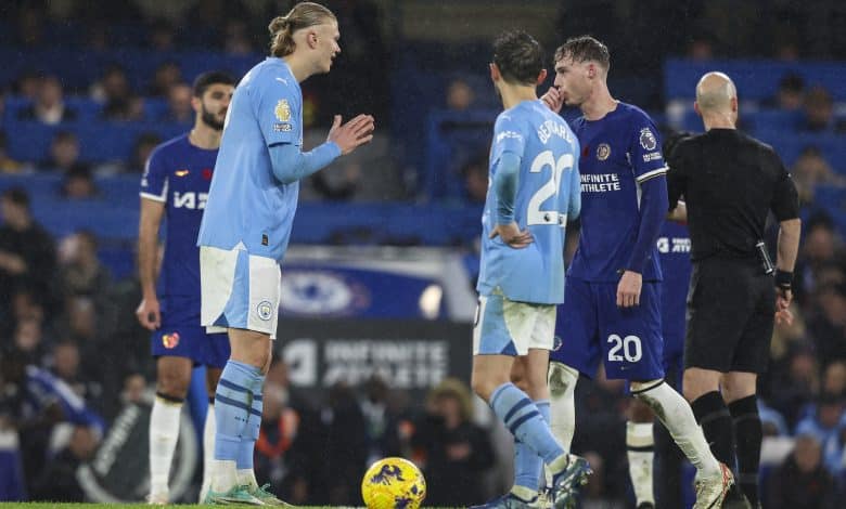 LONDON, ENGLAND - NOVEMBER 12: Former team-mates Erling Haaland of Manchester City and Cole Palmer of Chelsea exchange words at the re-start after Palmer scores from the spot to make it 4-4 during the Premier League match between Chelsea FC and Manchester City at Stamford Bridge on November 12, 2023 in London, England.