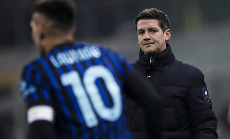 STADIO GIUSEPPE MEAZZA, MILAN, ITALY - 2026/01/04: Cristian Chivu (R), head coach of FC Internazionale, looks on next to Lautaro Martinez of FC Internazionale during the Serie A football match between FC Internazionale and Bologna FC. FC Internazionale won 3-1 over Bologna FC.