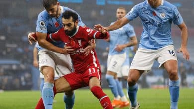 Liverpool's Egyptian midfielder Mohamed Salah (C) battles with Manchester City's Portuguese defender Ruben Dias (L) and Manchester City's Spanish midfielder Rodri (R) during the English Premier League football match between Manchester City and Liverpool at the Etihad Stadium in Manchester, north west England, on November 8, 2020. (Photo by Clive Brunskill / POOL / AFP) / RESTRICTED TO EDITORIAL USE. No use with unauthorized audio, video, data, fixture lists, club/league logos or 'live' services. Online in-match use limited to 120 images. An additional 40 images may be used in extra time. No video emulation. Social media in-match use limited to 120 images. An additional 40 images may be used in extra time. No use in betting publications, games or single club/league/player publications. / (